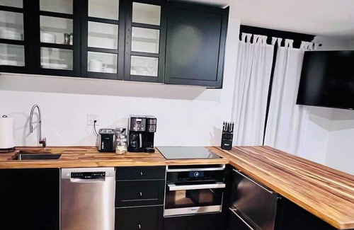 West End Condo | Romantic apt:West End +parking