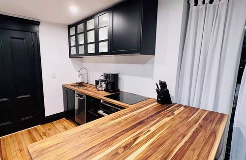 West End Condo | Romantic apt:West End +parking