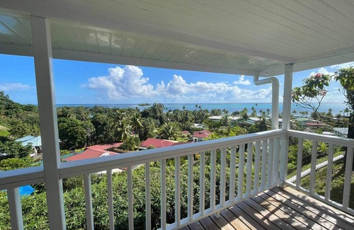 Teahupoo House | Romantic bungalow with stunning views and swimming pool