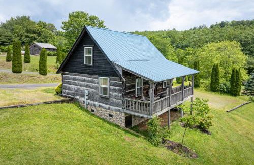 Vesta House | Romantic Cabin Getaway - King Bed - Fast Wi-Fi - Pet-Friendly