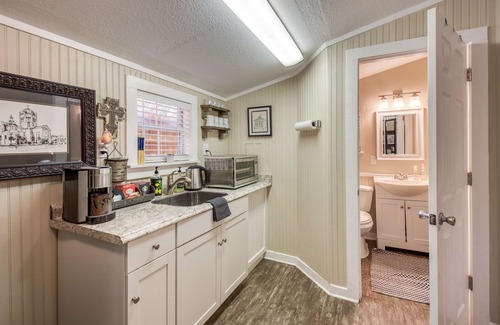 Vilano Beach Cabin | Romantic Cabin in Quiet Wooded Lot-Walk to peaceful Beach & Tennis park, Screened Porch, Deck, Grill