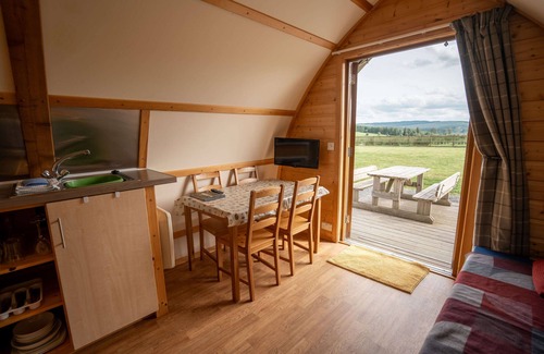Trefeglwys Cabin | Romantic Cosy Glamping Cabin With Luv Tub
