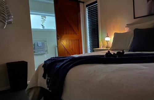 Allanton Bed & Breakfast | Romantic cottage 5 minutes from air port with stunning views