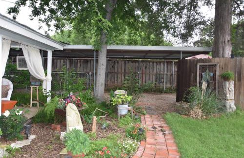 Oak Cliff House | Romantic Cottage