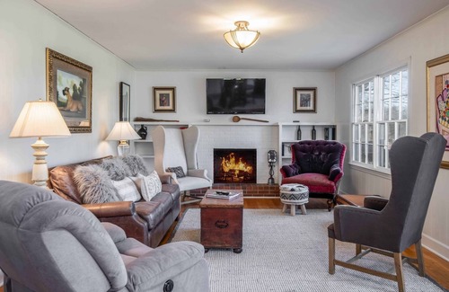 Hendersonville Cottage | Romantic Country Cottage With Modern Ammenities