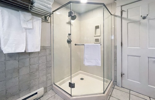 Reeders Cabin | Romantic Couples Log Cabin Suite in the Poconos with Jetted Tub