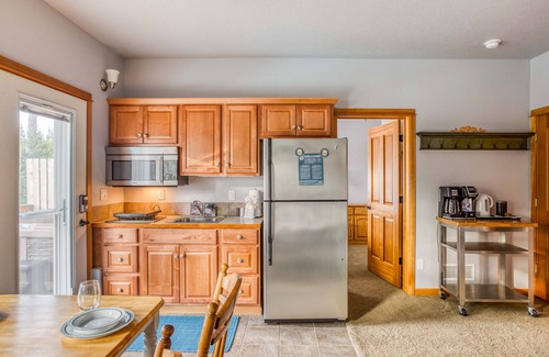 Seal Rock Apartment | Romantic Cutie in Seal Rock with Kitchenette, Gazebo, BBQ, Firepit, and Hot Tub!