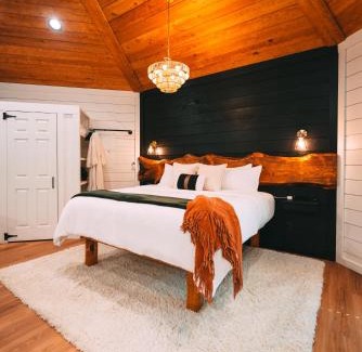 Marshallville House | Romantic Gazebo Cottage W Hot Tub & Pond