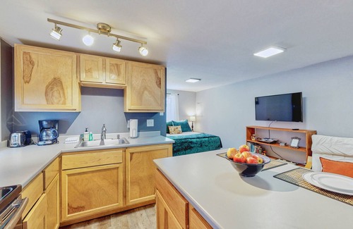 Manset Apartment | Romantic getaway for two with full kitchen - near lakes & parks