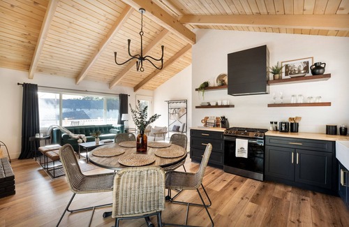 Running Springs Cabin | Romantic Getaway Cabin w/private hot tub, deck and fireplace