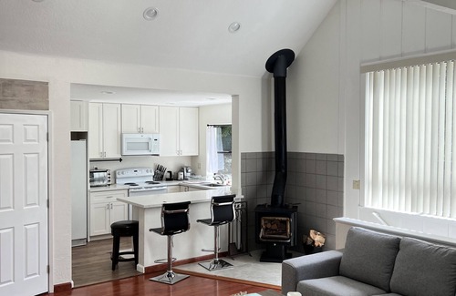 Los Gatos Apartment | Romantic Getaway at the Redwood Retreat