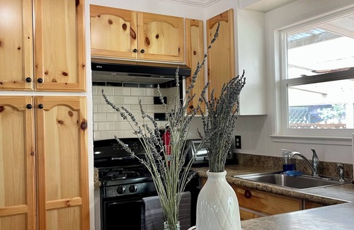 Arnold House | Romantic Getaway Near Lakes + Private Hot Tub