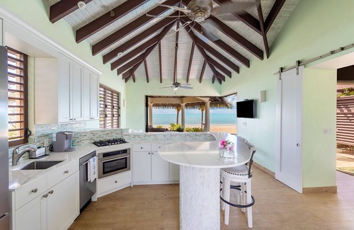 Long Bay House | Romantic Getaway, LOWEST DENSITY on the Island, STAND ALONE BUNGALOWS!