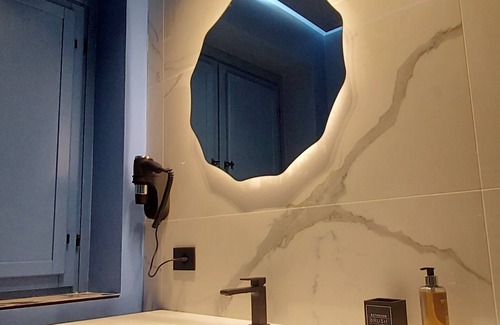 Avellino Apartment | Romantic Junior Suite with Canal View a stone's throw from Corso Vittorio Emanuele