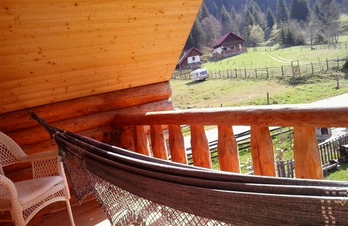 Zarnesti Cabin | romantic log cabin in the Carpathian Mountains