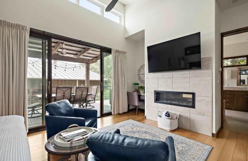 Spicewood House | Romantic Lake Retreat - Deck, BBQ Grill & Patio
