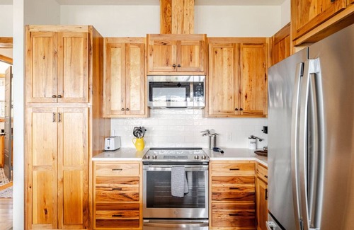 Flint Cabin | Romantic Lakefront Cabin 1BR Pvt Hot Tub & Dock