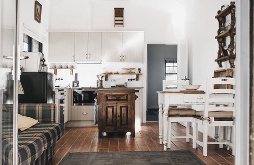 Calare Cottage | Romantic luxury close to town, fine food dining and wineries. EV charger.