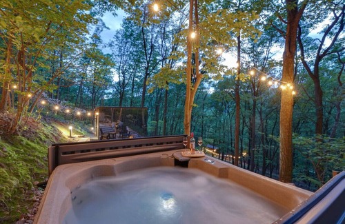 Mercersburg House | Romantic Mirror Cabin Hot Tub Fire Pit Views