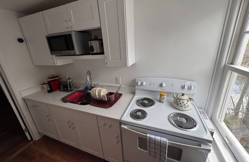 Croton-on-Hudson Cottage | Romantic retreat with stunning views of Croton River Gorge, a birder haven