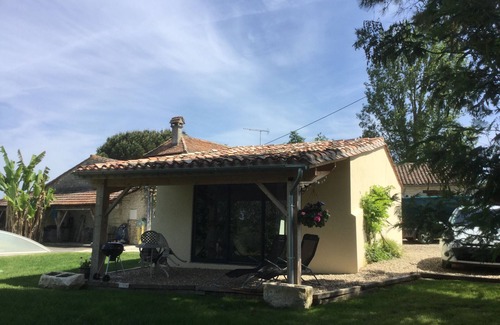 Saint-Sernin Cottage | Romantic Studio gite nestled in the vines and prune trees, own private garden