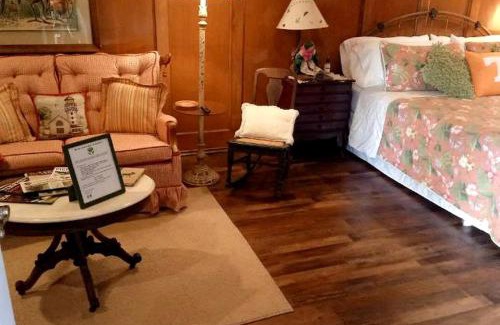Louisville House | Romantic Suite Rental with Terrace and Chimenea near Gatlinburg, Tennessee