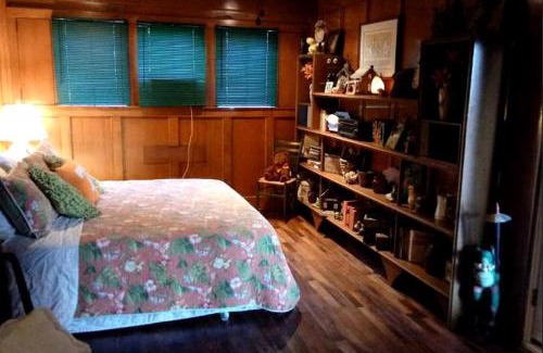 Louisville House | Romantic Suite Rental with Terrace and Chimenea near Gatlinburg, Tennessee