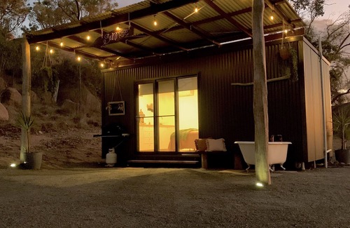 Frog Rock Cabin | Romantic Sunrise Cabin set on a 25 acre idyllic farm 5 mins to Mudgee wineries