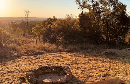 Frog Rock Cabin | Romantic Sunset Cabin set on 25 acre farmstay 5 mins from Mudgee wineries