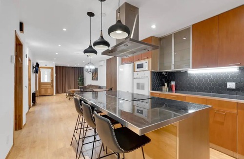 Hochelaga Apartment | Romantic urban cosy retreat located in vibrant aria & all shopping done on foot