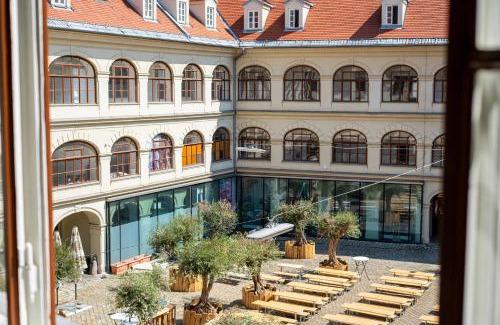 Graz City Centre Apartment | Romantic Wellness Apartment for 2 with Private Sauna & Whirlpool - Free Parking, Quiet City Center by HERO HOMES