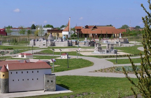 Csorvas RV Rental | Romantik-Garden Camp