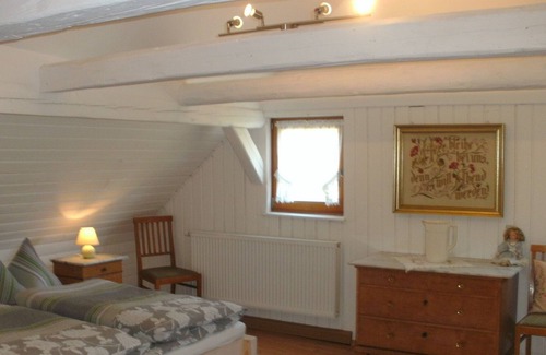 Helmbrechts Apartment | Romantisch gelegenes Ferienhaus mit Feuerstelle und Saunahaus