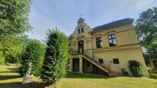 Laasow House | Romantische Ferienwohnung im Herrenhaus Wüstenhain Spreewald