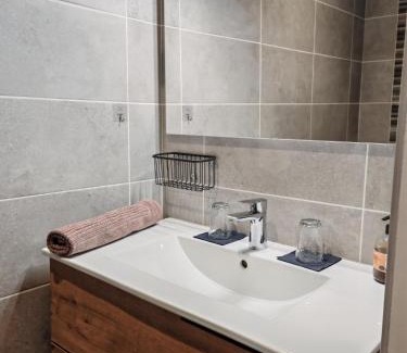 Saint-Quentin-la-Poterie Apartment | Romytt Suite