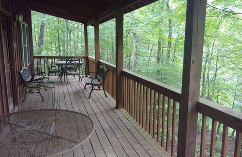 Zoe Cabin | Ron's Big House is a beautiful 4-bedroom cabin in Cliffview Resort with Wi-FI.