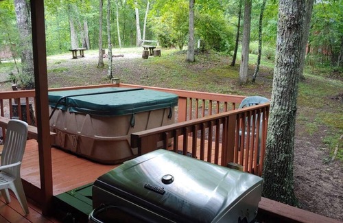 Zoe Cabin | Ron's Big House is a beautiful 4-bedroom cabin in Cliffview Resort with Wi-FI.