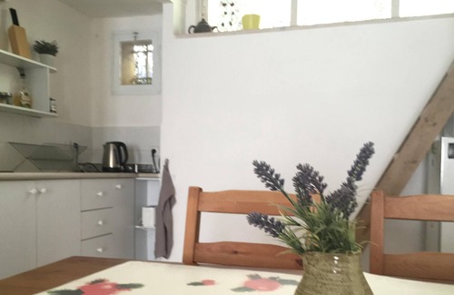 Talbieh Cottage | Roni Suite - Charming 1BR Suite in a Peaceful Garden - Amazing Location