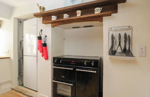 Burford Cottage | ROOD COTTAGE, pet friendly, character holiday cottage in Burford