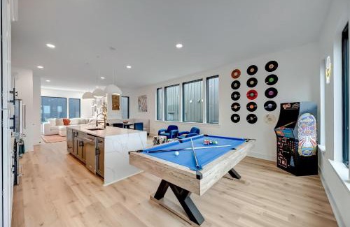 Hurwood Heights House | Rooftop Deck Hot Tub & Game Room in Nashville