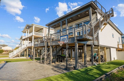 Long Beach House | Rooftop Deck, Ocean Views, & Backyard Oasis in OKI