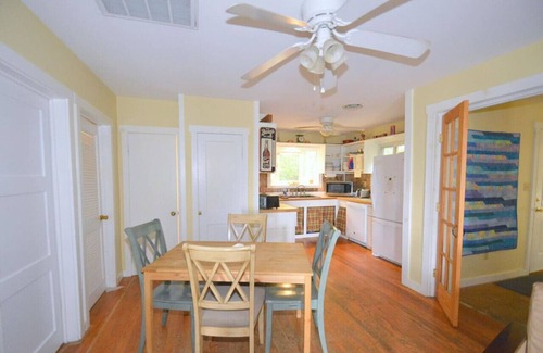 Sleepy Hollow House | Rooftop deck, view, hot tub, pets, wifi, EV charger, lake access, fire pit