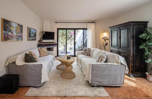 San Miguel de Allende House | Rooftop Jacuzzi! Country-style 4 Bedroom Cottage