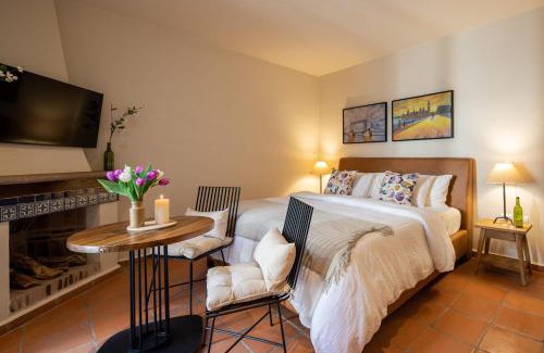 San Miguel de Allende House | Rooftop Jacuzzi! Country-style 4 Bedroom Cottage