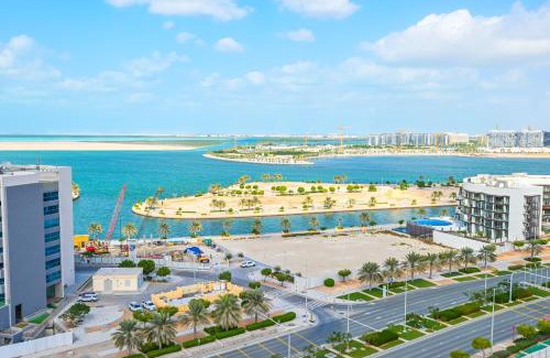 Al Raha Beach Apartment | Rooftop Pool - Designer's Choice - Full Canal View