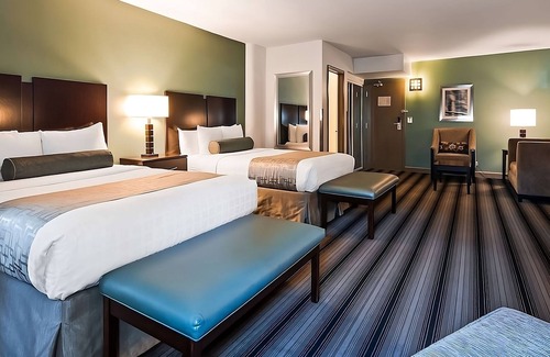 Downtown Chicago Hotel | Rooftop Relaxation w/Pool + Gym | Walk to Millennium Park and Chicago Riverwalk