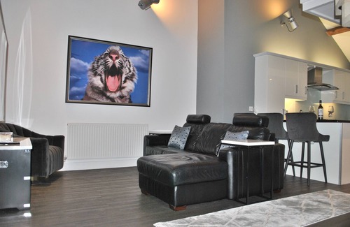 Lymm Apartment | ROOFTOP TERRACE 2 BED 2 BATH DUPLEX APARTMENT IN LYMM VILLAGE CENTRE!