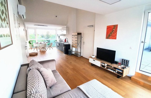 Donaustadt Apartment | Rooftop Terrace, free garage parking and Pool!
