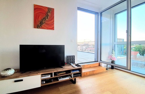 Donaustadt Apartment | Rooftop Terrace, free garage parking and Pool!