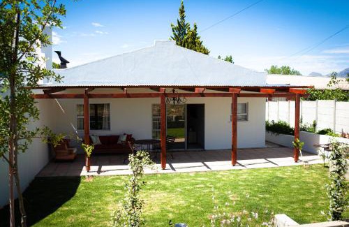 Prince Alfred Hamlet Apartment | Rooikraal Hamlet Village Cottage